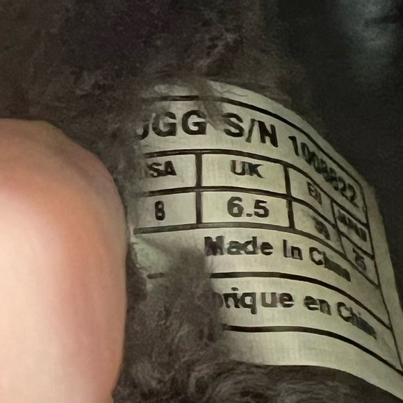 Women’s low button constellation UGGS size 8 bling, diamond button details - Picture 5 of 6